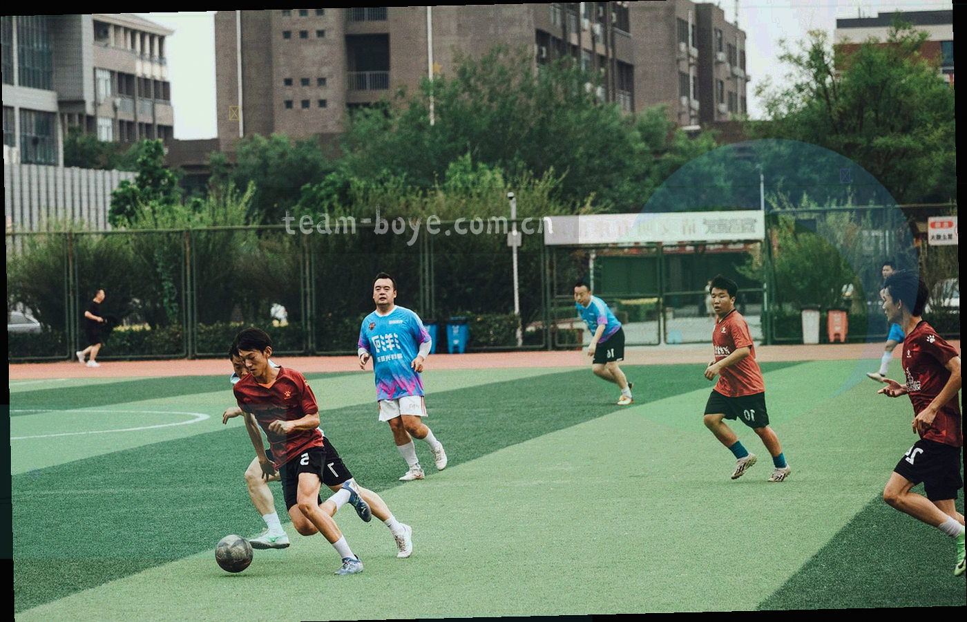 清晨城市街区的楼宇与行道树，光线偏冷，画面低饱和处理，不出现可辨识招牌文字